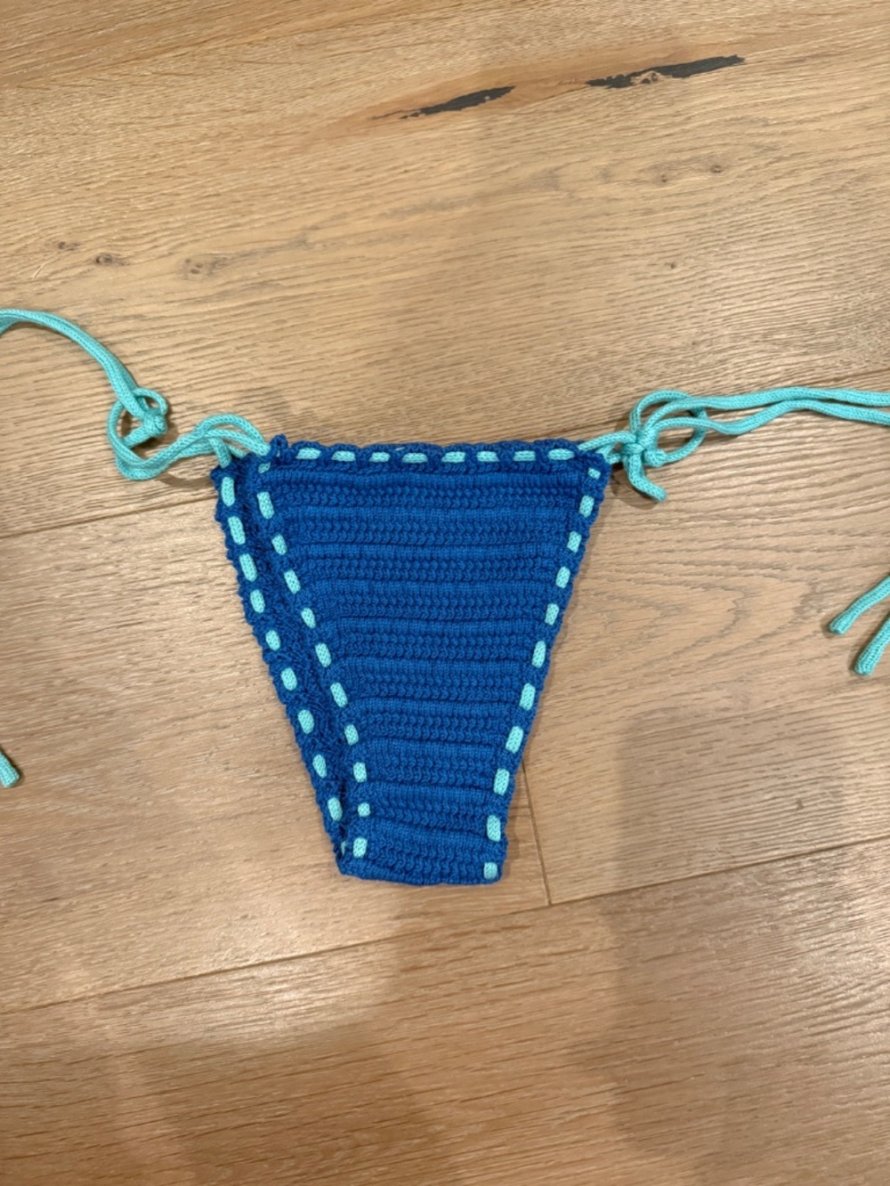 12 Size medium bikini tops and bottom - Picture 10 of 13